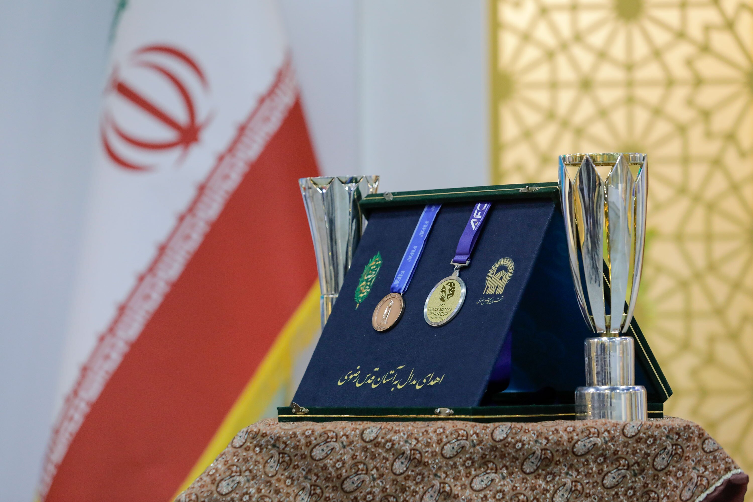 اهدای مدال قهرمانی ملیپوش فوتبال ساحلی کشور به موزه آستان قدس رضوی اهدای مدال قهرمانی ملیپوش فوتبال ساحلی کشور به موزه آستان قدس رضوی