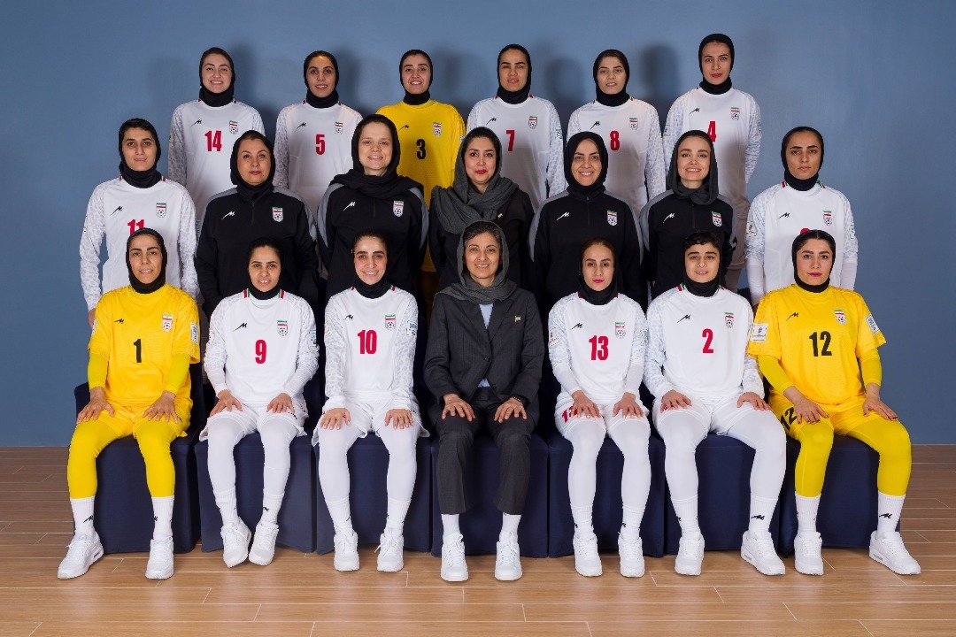 اهدای تندیس فیفا به کاپیتان تیم