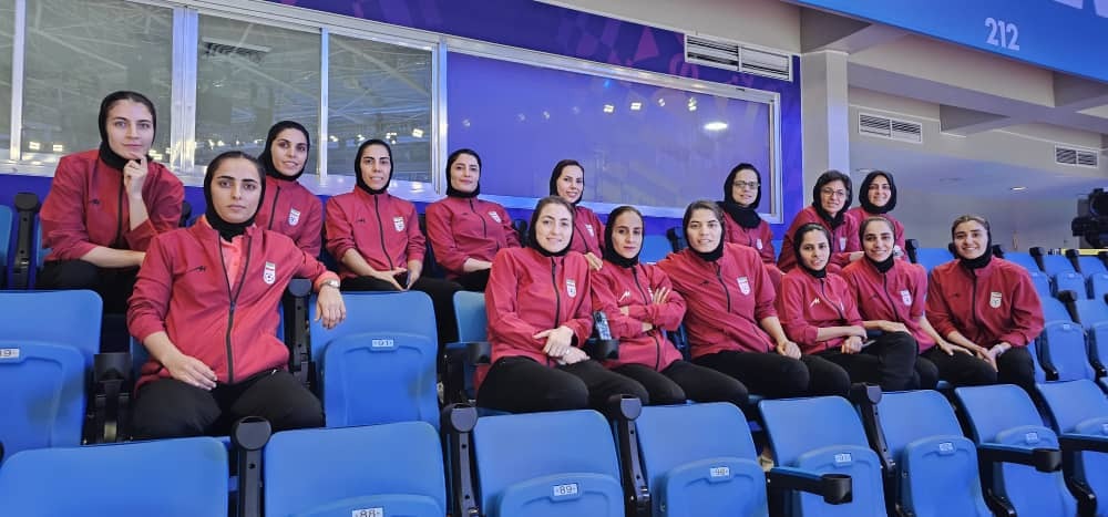 بازیکنان و کادر تیم ملی فوتسال بانوان شاهد رقابت اسپانیا و تایلند در ورزشگاه بودند