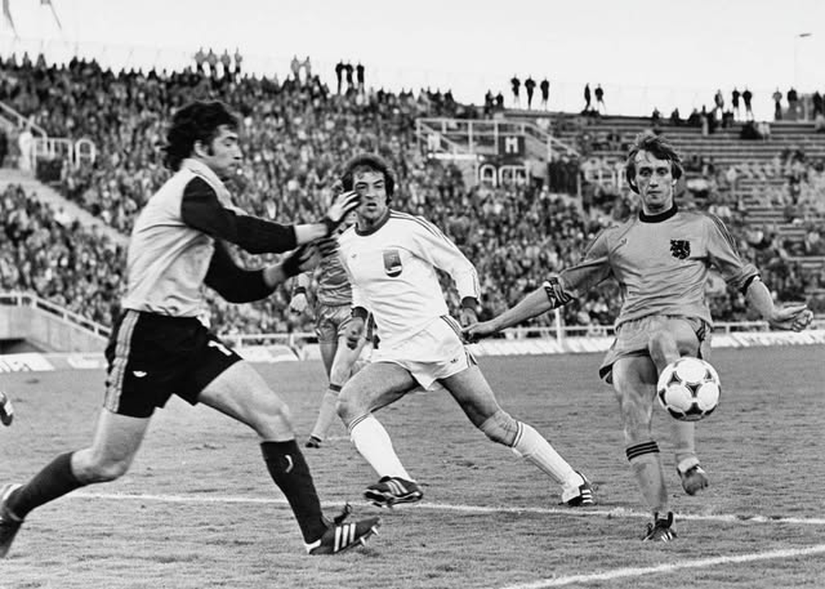 حجازی اسطورهای فراتر از شیرجهها