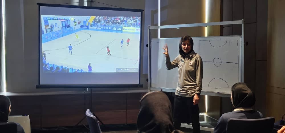 جلسه تئوری و آنالیز دیدار ایتالیا – برزیل با توضیحات دقیق کادر فنی برای بازیکنان تیم ملی جلسه تئوری و آنالیز دیدار ایتالیا – برزیل با توضیحات دقیق کادر فنی برای بازیکنان تیم ملی